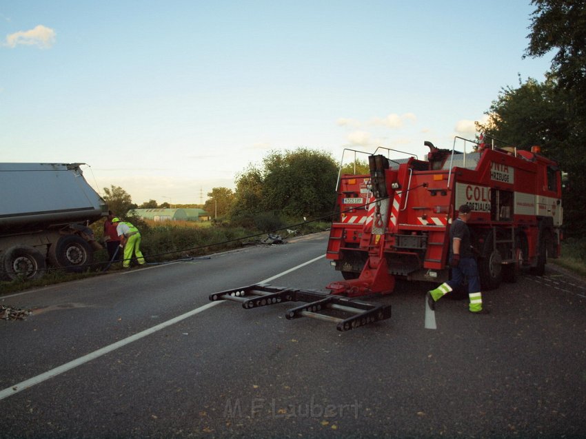 Schwerer VU Koeln Immendorf Kerkraderstr P410.JPG